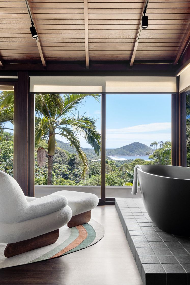 Área externa com vista para o mar, banheira de hidromassagem e espaço gourmet ao lado