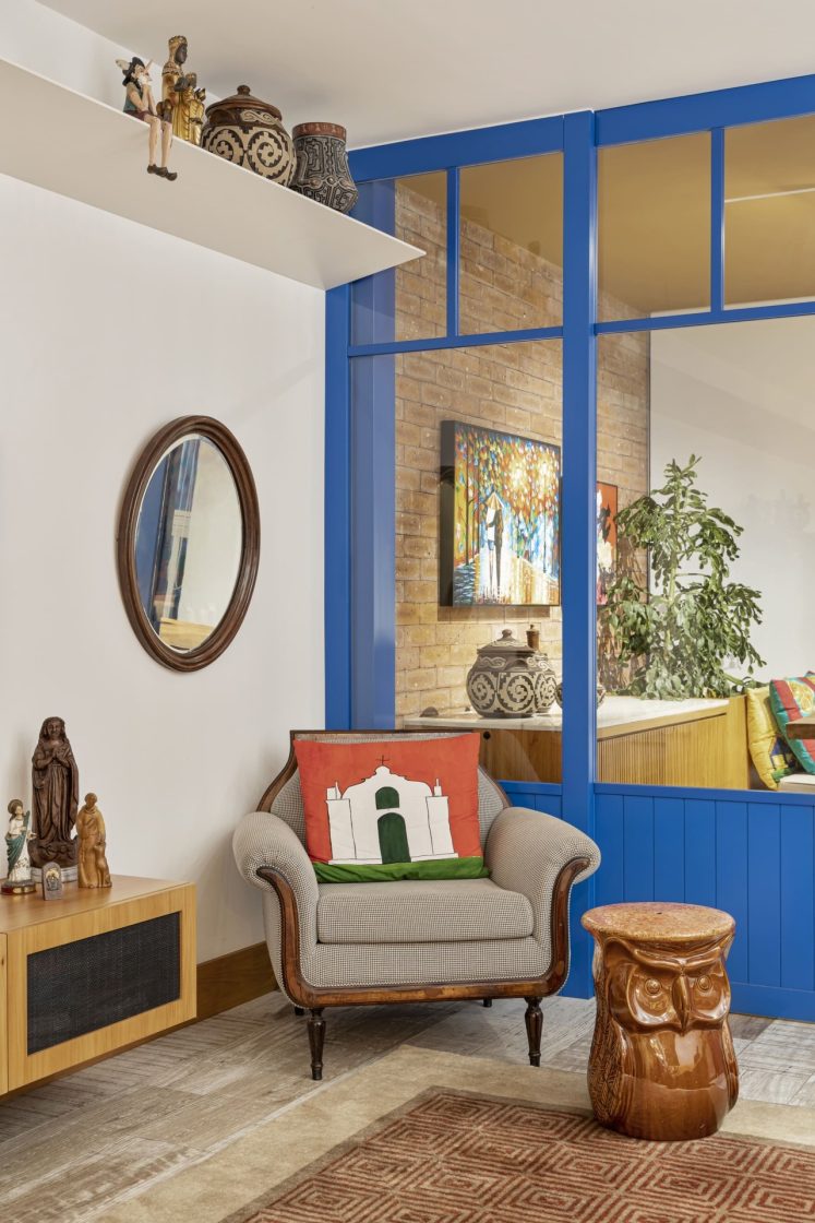 Sala de casa contemporânea com elementos coloniais