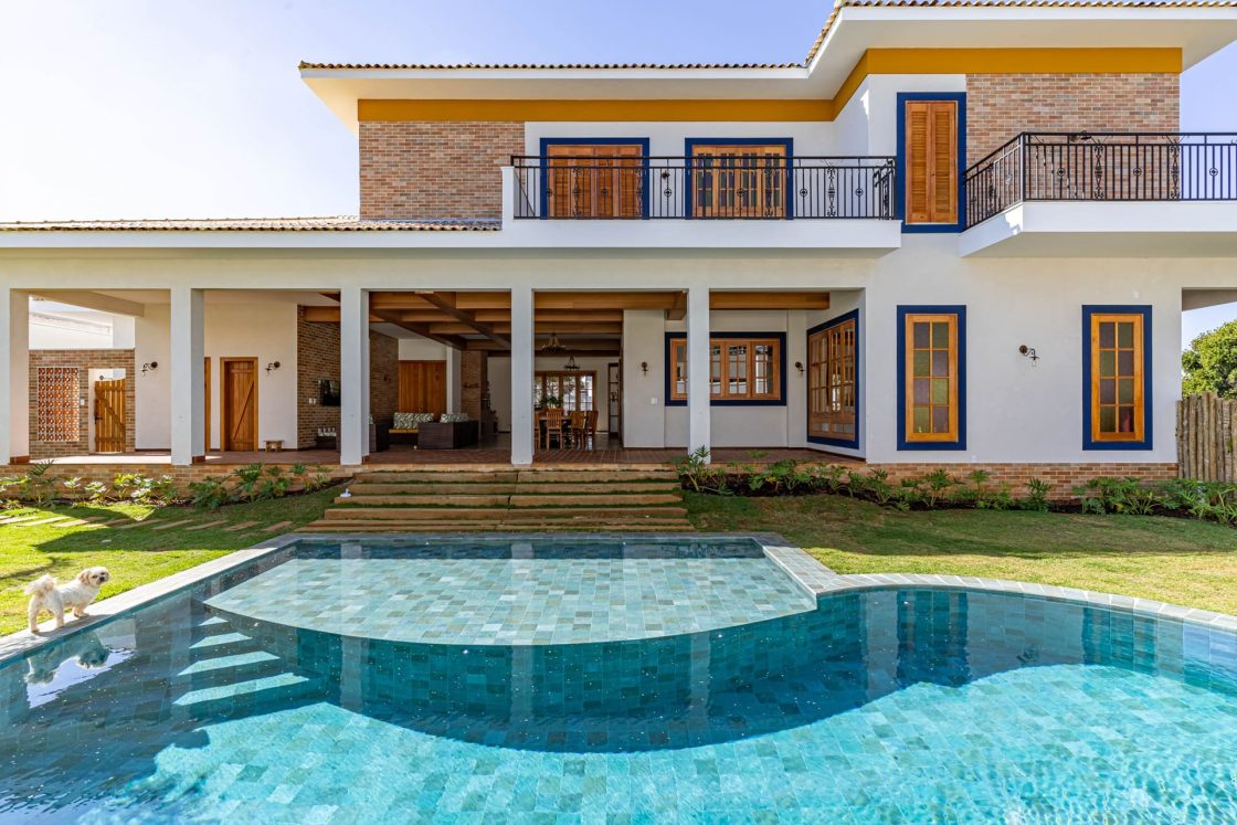 Fachada de casa com inspiração colonial