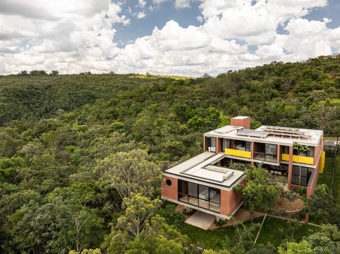 Casa das Sete Árvores vista de cima, em meio às árvores do entorno