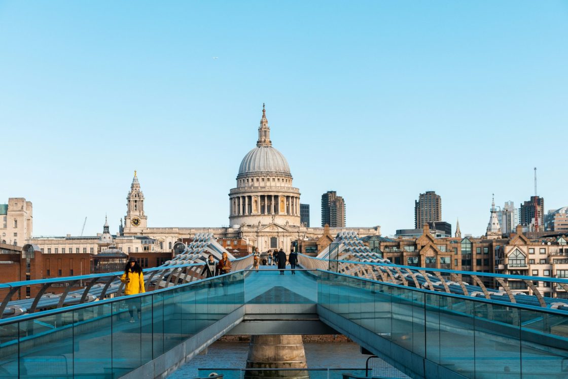 Cúpula da Catedral de São Paulo, em Londres, vista de longe, de cima de uma ponte