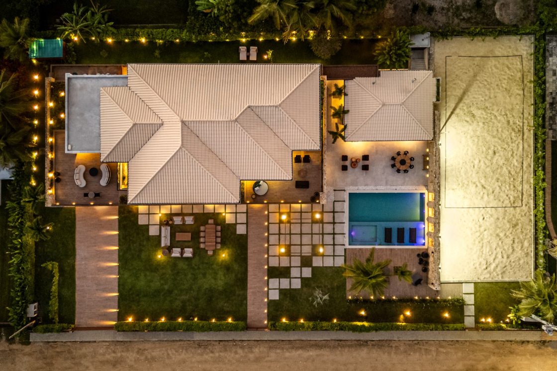 Casa vista de cima, incluindo piscina e quadra de areia