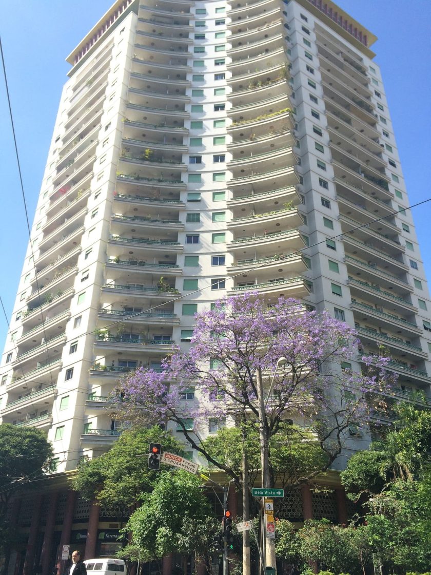 Vista do Edifício Viadutos revela as linhas curvas e a imponência vertical características da arquitetura de João Artacho Jurado