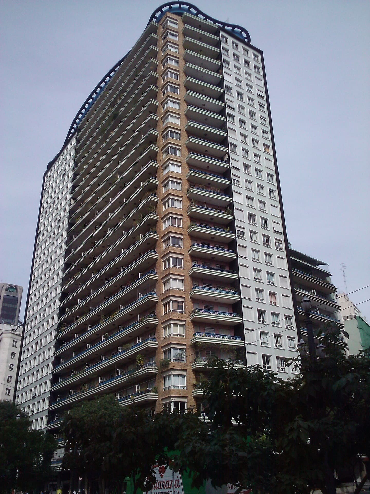 Fachada do Edifício Planalto, projeto de João Artacho Jurado no centro de São Paulo, marcado por curvas e forte presença urbana