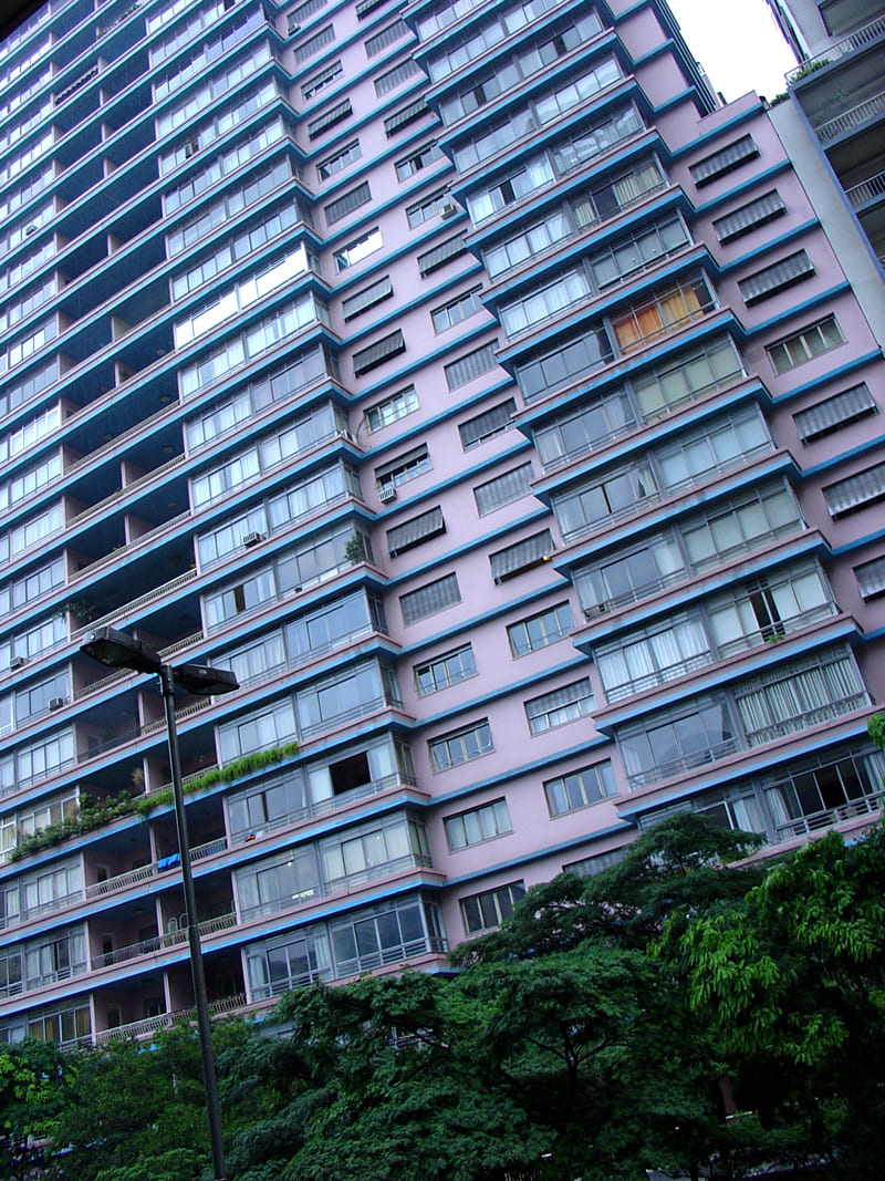 Fachada do Edifício Louvre, na Avenida São Luís, projeto associado à linguagem visual marcante de João Artacho Jurado no centro de São Paulo