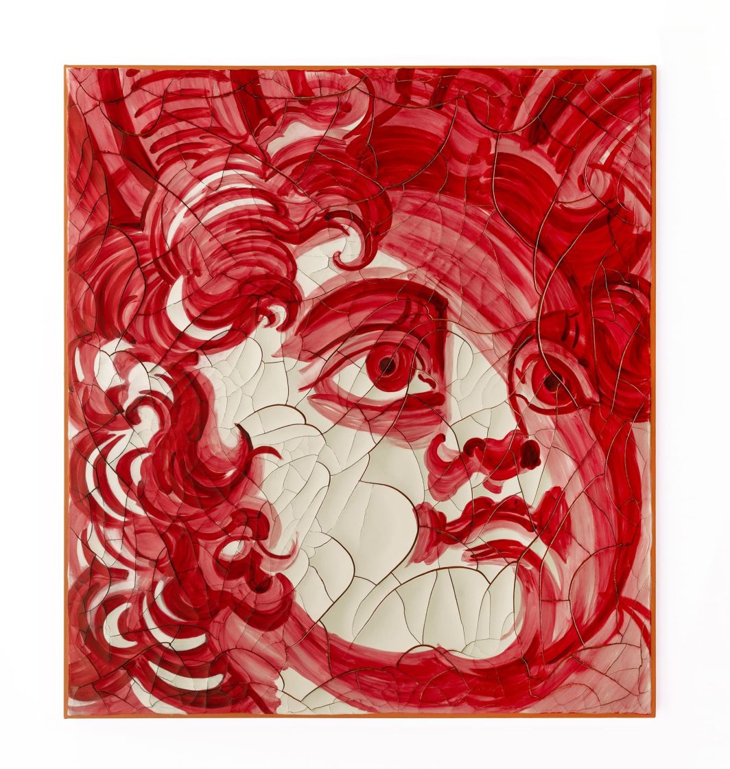 Obra “Anjo encarnado”, de Adriana Varejão, apresentada na Bienal de Veneza, mostra rosto em tons vermelhos intensos formado por pinceladas fluidas e fissuras que lembram cerâmica quebrada e superfície fragmentada