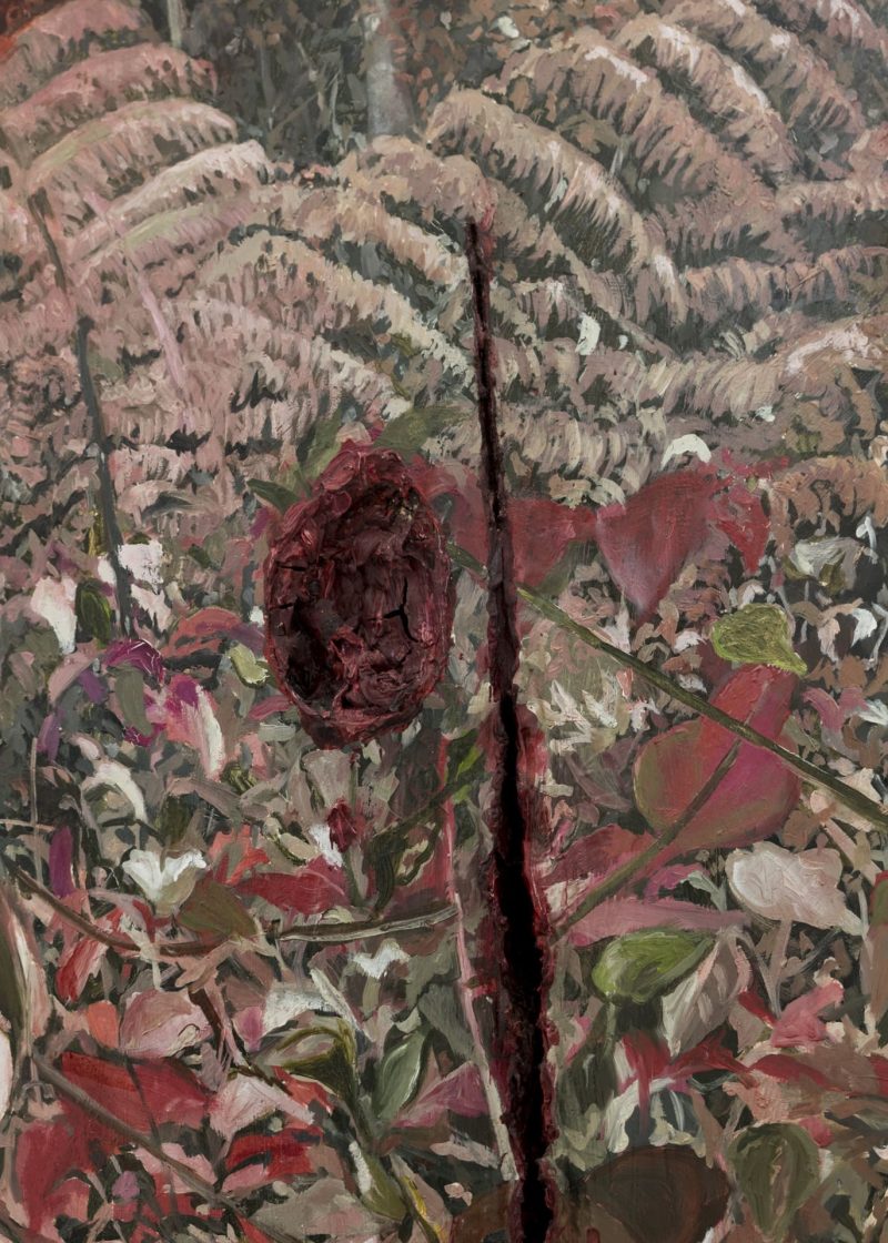 Obra artística em tons rosados e avermelhados apresentada em espaço expositivo da Bienal de Veneza mostra vegetação pintada com rasgos e volumes orgânicos que remetem a matéria viva e superfície aberta