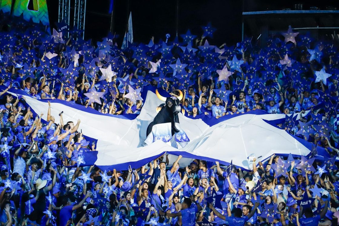 Galera azul do Boi Caprichoso celebra apresentação no Bumbódromo