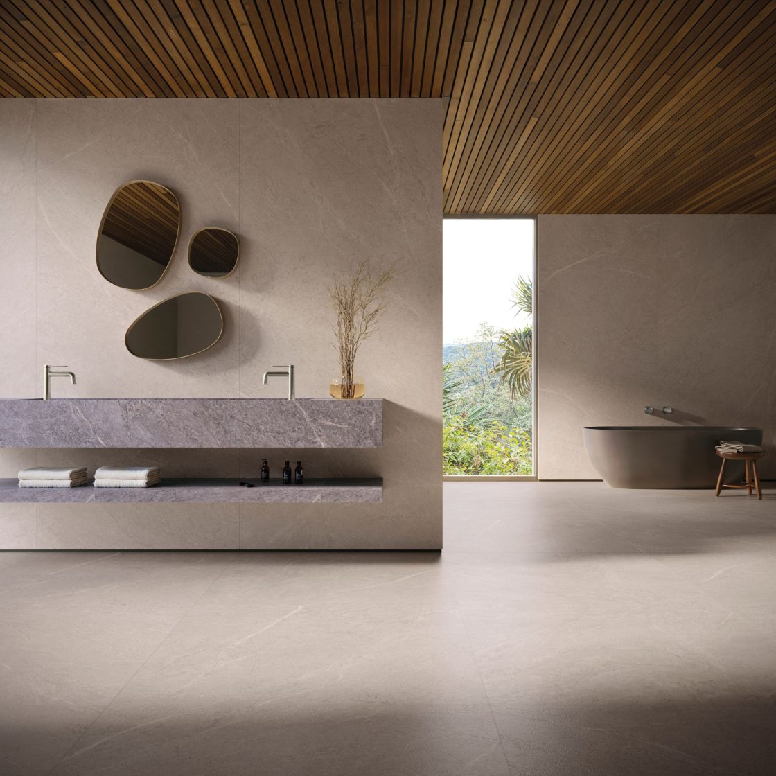 Banheiro amplo com revestimento em tom de bege e bancada em porcelanato em tom de cinza