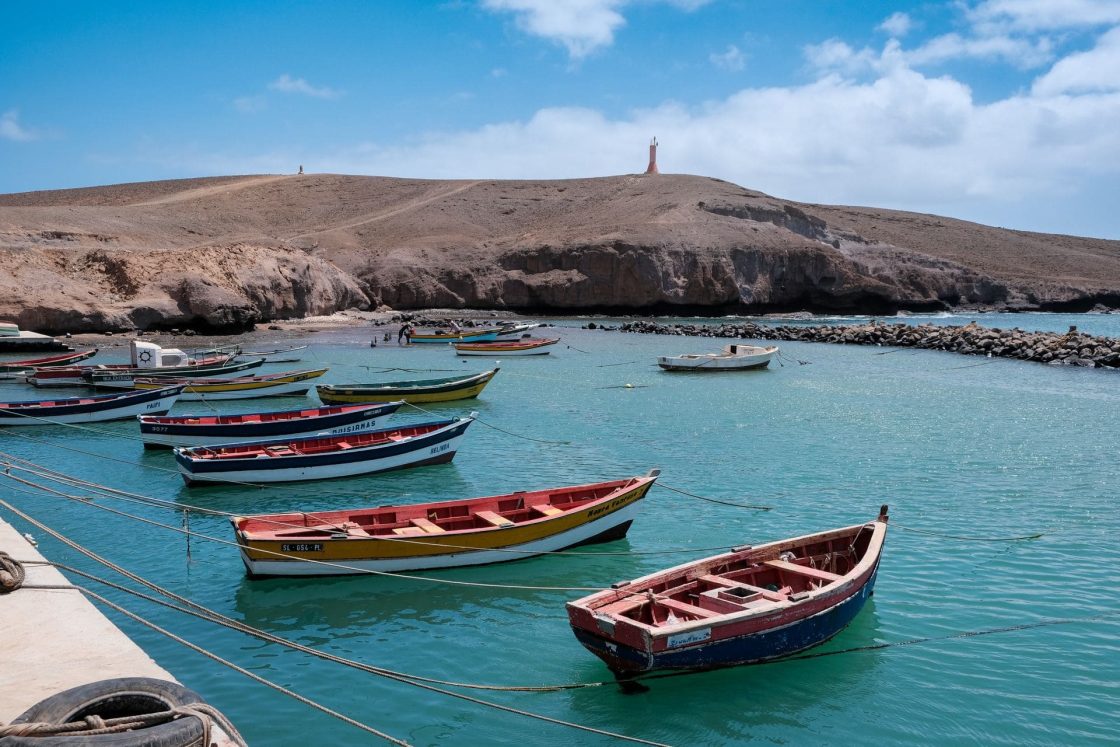 Barcos ancorados nas águas de Pedra Lume, na Ilha do Sal, em Cabo Verde