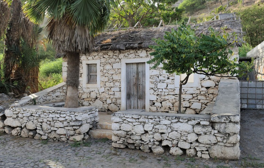 Casa tradicional da Rua Banana, em Cidade Velha, com paredes de pedra e elementos construtivos que preservam a memória da arquitetura vernacular cabo-verdiana