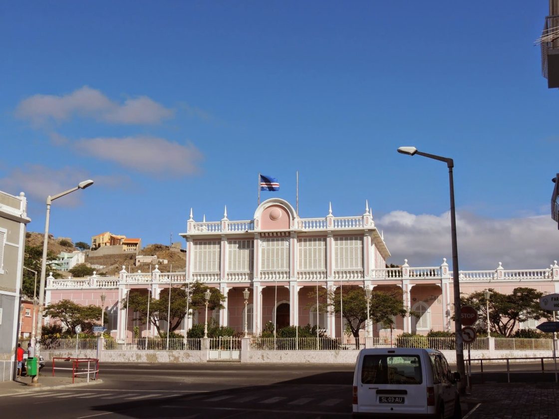 Palácio do Povo, em Mindelo, edifício histórico de arquitetura eclética que testemunha o período de prosperidade urbana vivido pela Ilha de São Vicente
