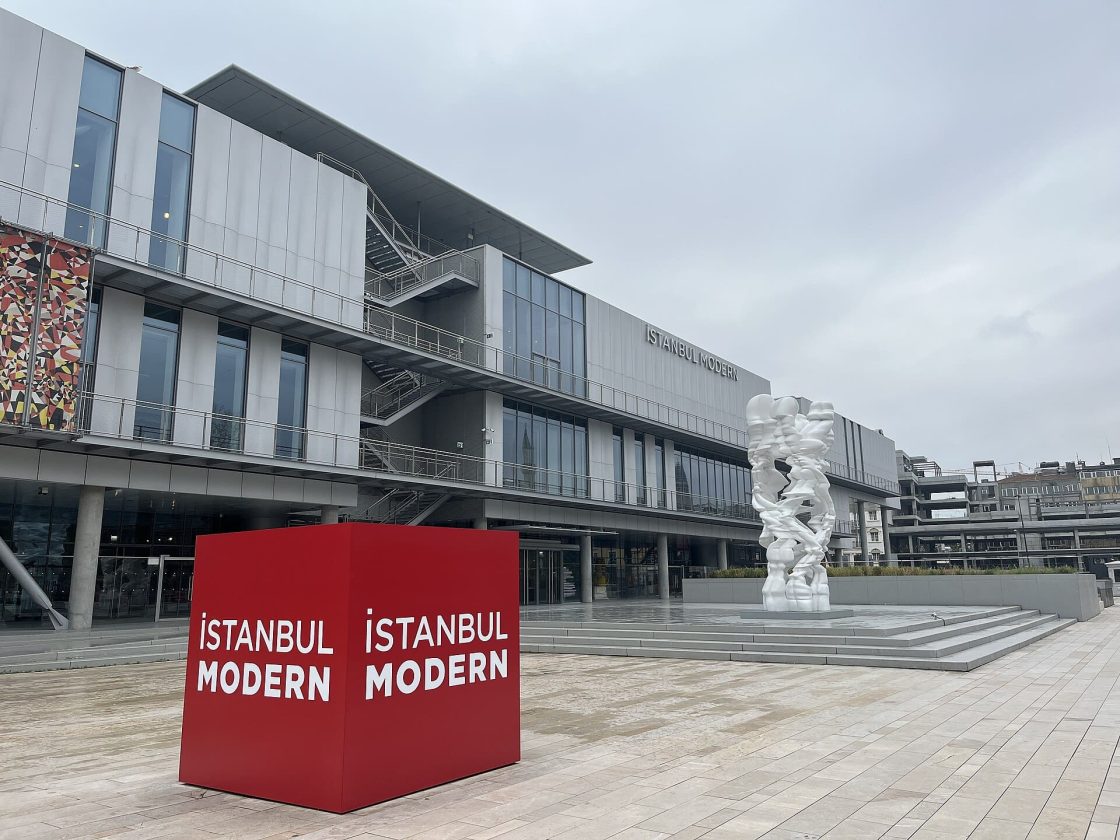 Fachada contemporânea do Istanbul Modern, museu de arte moderna localizado na região portuária de Istambul
