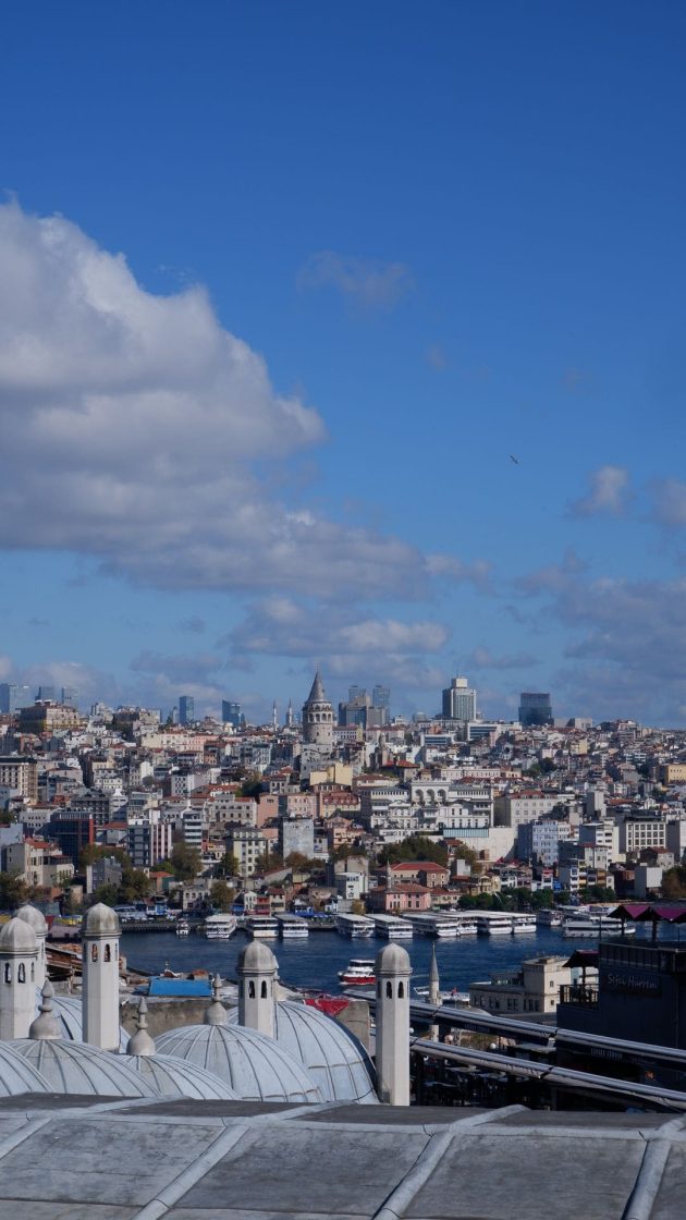 Paisagem urbana de Istambul, com edifícios históricos, a Torre de Gálata e construções contemporâneas ao fundo, às margens do Bósforo