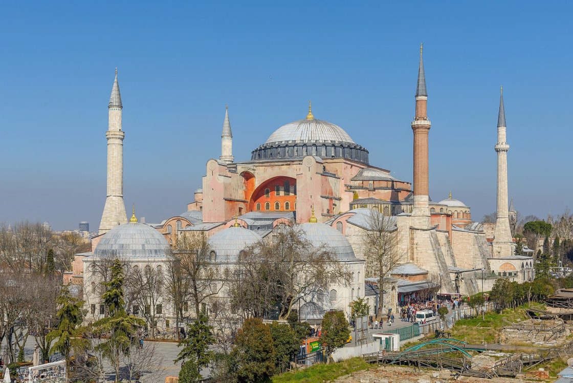 Edifício histórico da Santa Sofia com cúpulas, minaretes e áreas arborizadas no centro histórico de Istambul