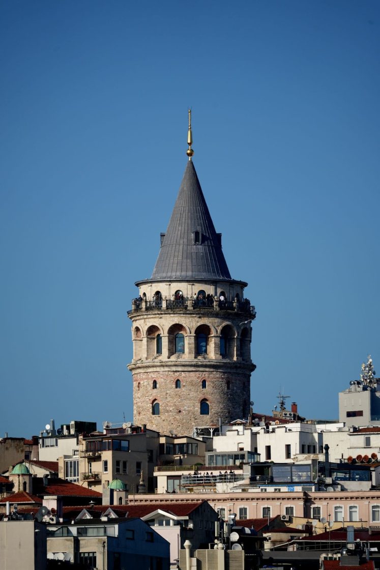 Vista aproximada da Torre de Gálata, cercada por construções urbanas no centro de Istambul