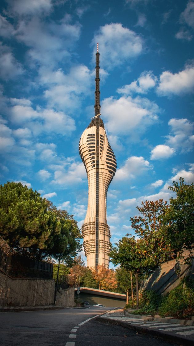 Vista da Torre de Çamlıca, a estrutura mais alta de Istambul, destacando seu design contemporâneo e sua altura imponente