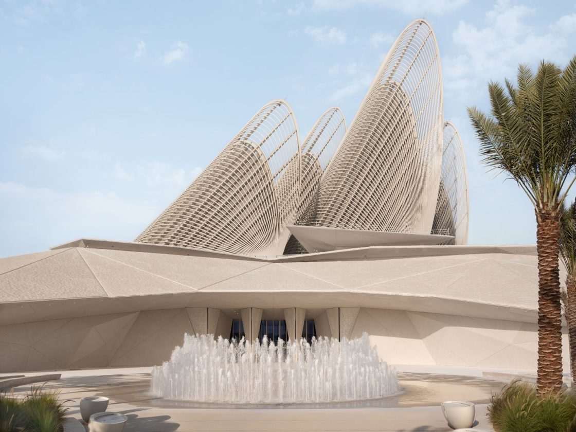 Visão da parte externa do Zayed National Museum, um dos museus mais bonitos do mundo, com tons claros e volumes orgânicos, e chafariz em frente