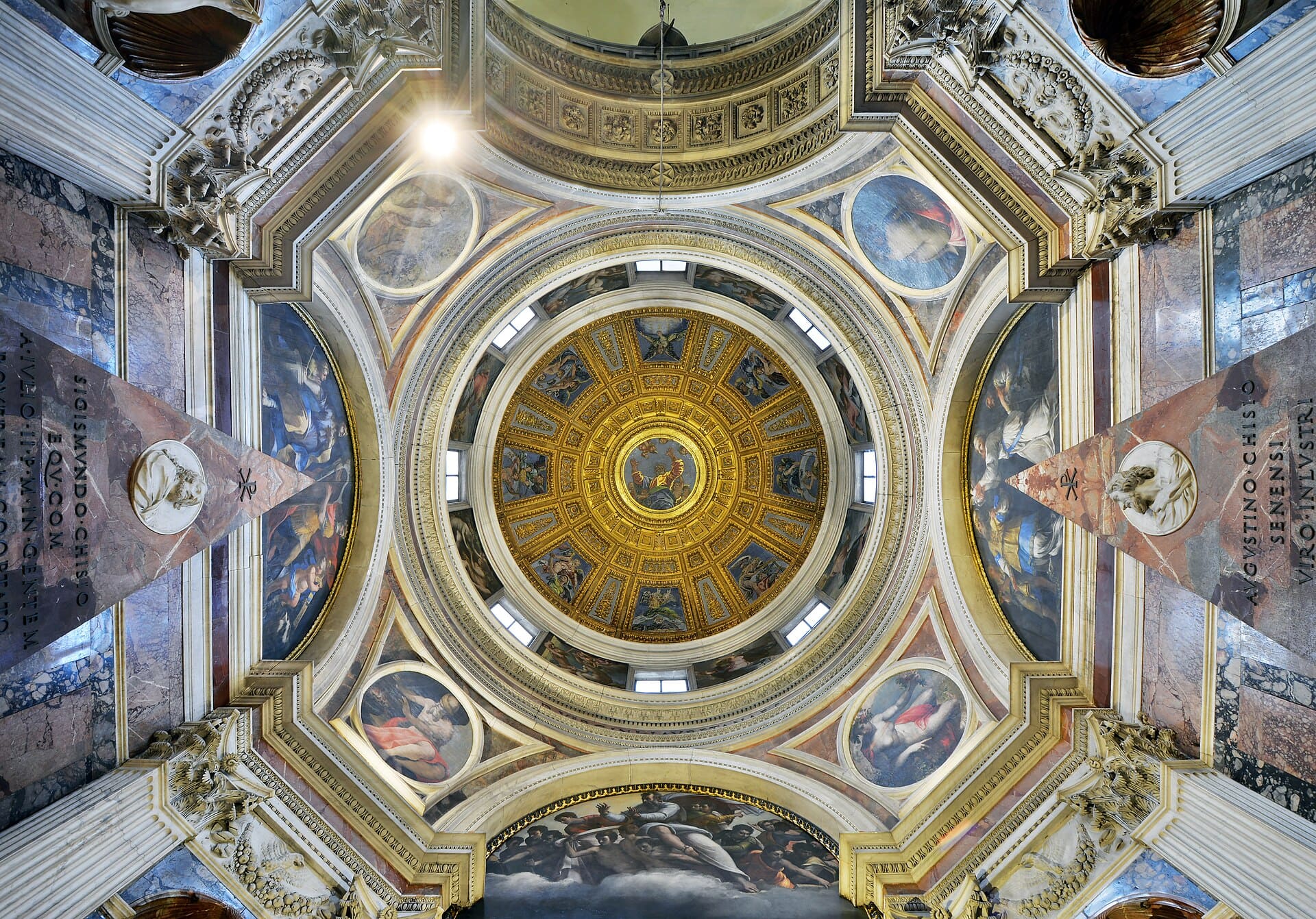 Domo da Capela Chigi, na Basílica de Santa Maria del Popolo, em Roma