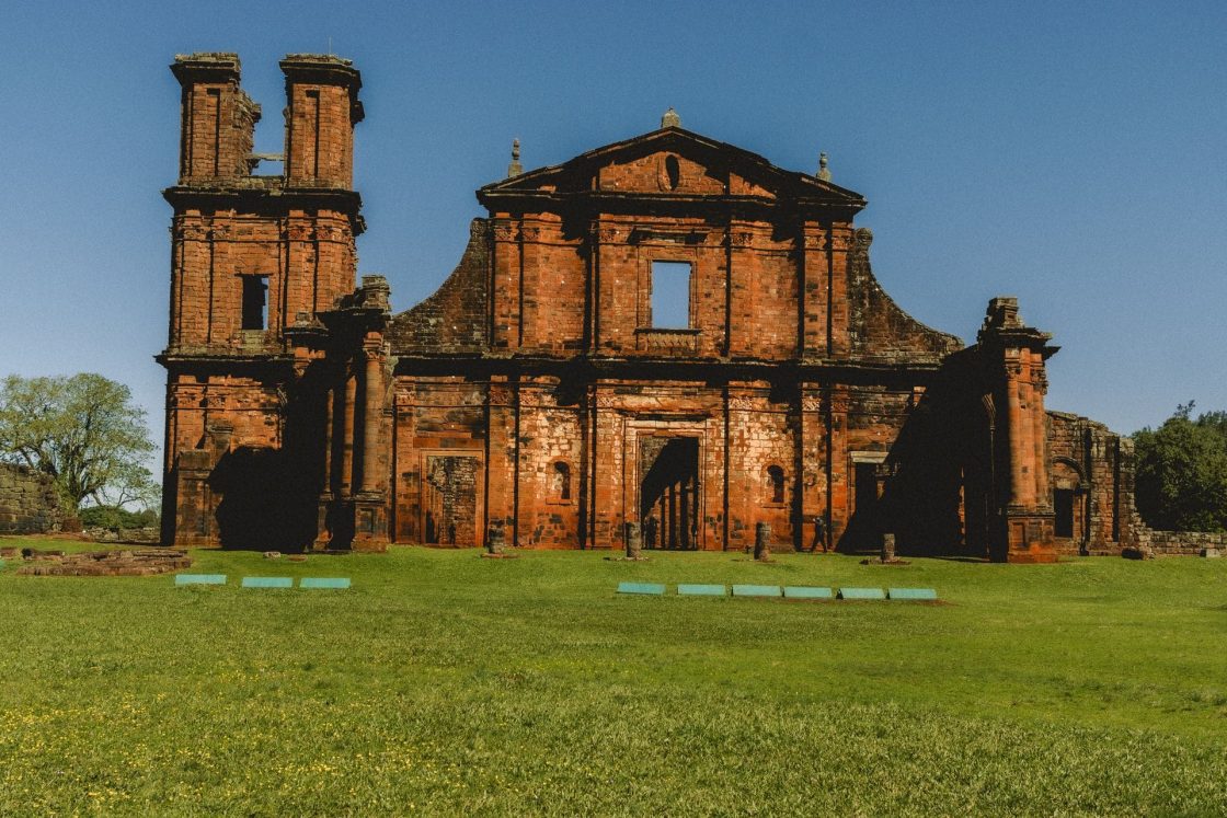 Fachada das ruínas de São Miguel Arcanjo, no Rio Grande do Sul, um dos mais importantes sítios arqueológicos e históricos da América do Sul, preservando a antiga igreja da redução jesuítico-guarani