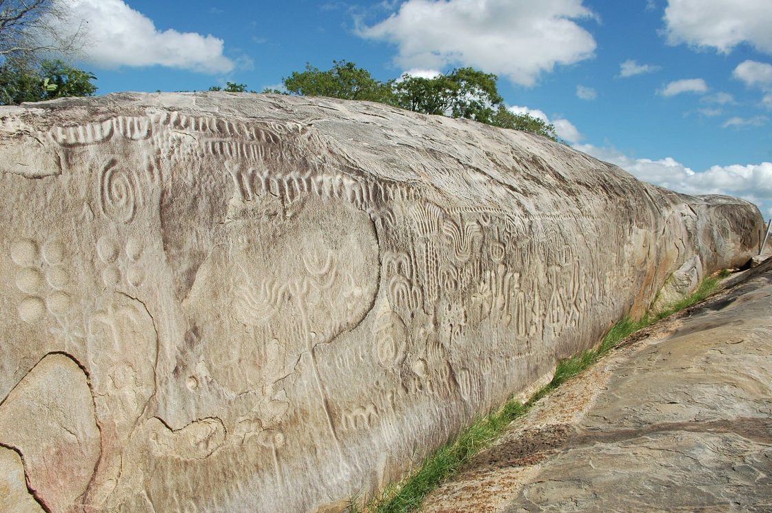 Detalhe das inscrições rupestres da Pedra do Ingá, monumento arqueológico localizado na Paraíba e conhecido pelas gravuras de origem ainda não totalmente compreendida