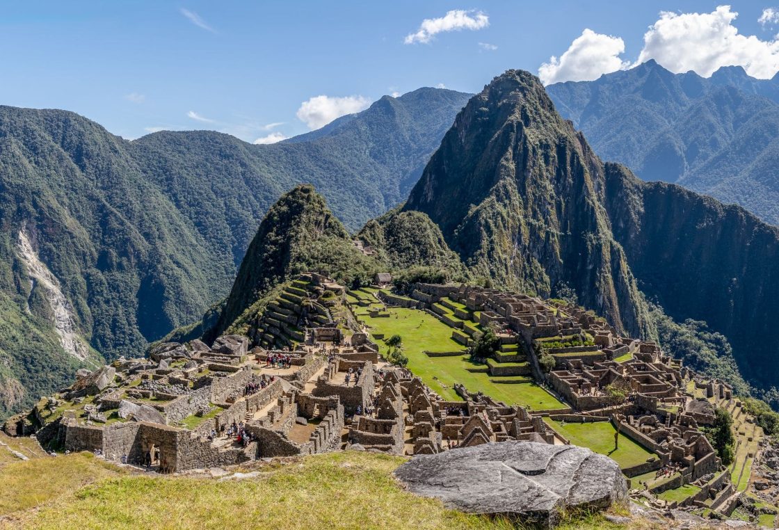 Panorama de Machu Picchu, um dos sítios arqueológicos mais famosos do planeta, com seus terraços, construções de pedra e o cenário montanhoso dos Andes peruanos