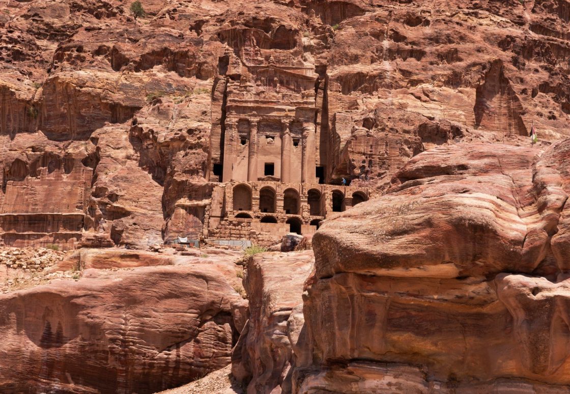 Vista do Mosteiro Ad Deir, um dos principais monumentos de Petra, antiga cidade nabateia esculpida nas rochas da Jordânia e reconhecida como Patrimônio Mundial pela Unesco